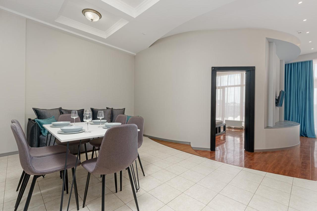 Arcadia Palace 2-Bedrooms Apartment With Terrace オデッサ エクステリア 写真